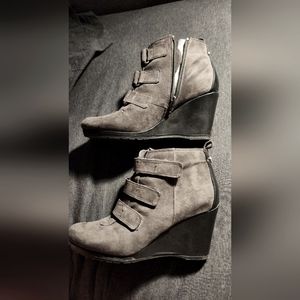 Dana Buchman Grey wedges